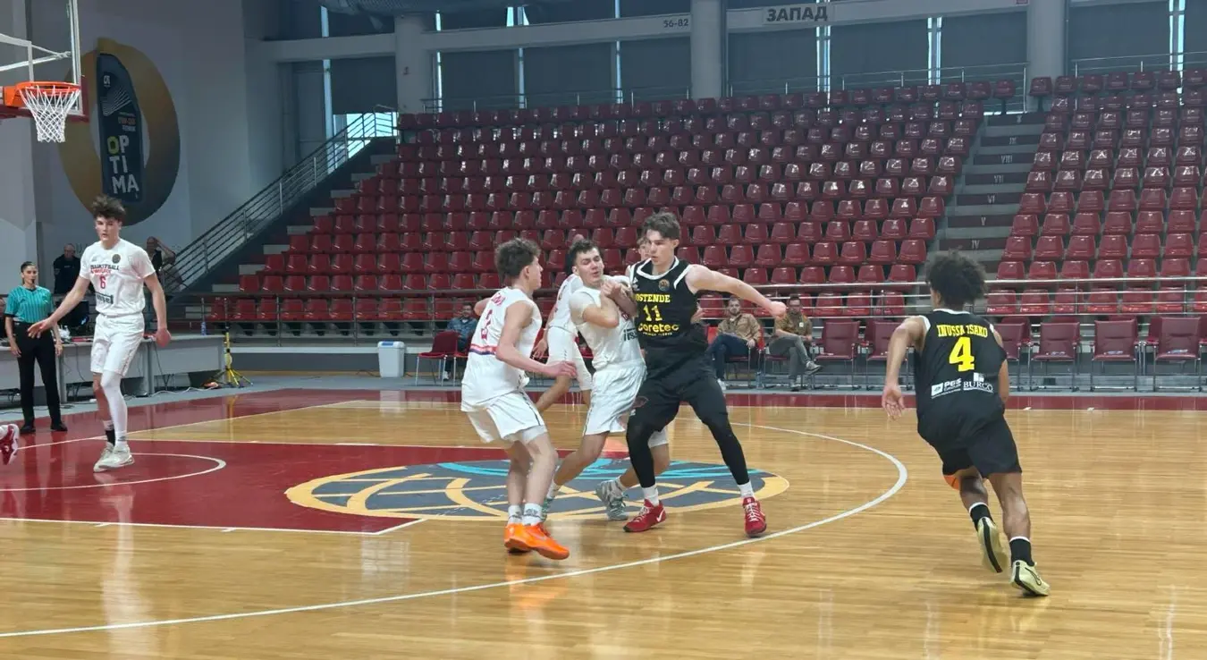 Јуниори белгијског Остендеа и Нимбурка се боре за лопту, на турниту Лиге шампиона у Лакташима 7. априла 2026. године.