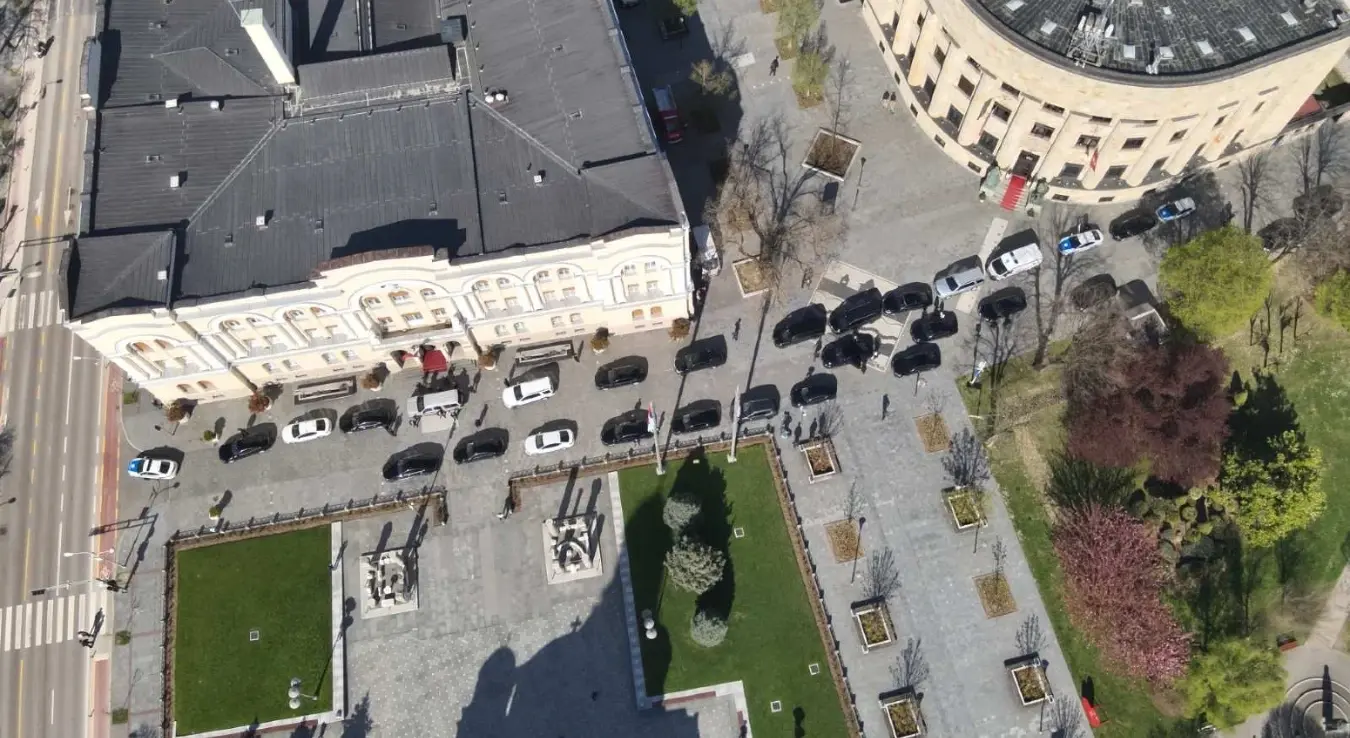 Колона возила која је довезла Трампа Млађег у Бански двор у Бањалуци