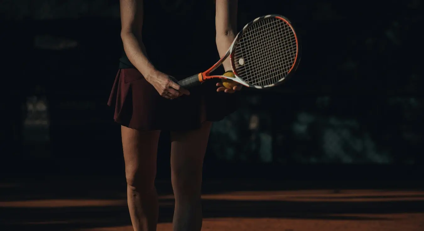 Teniserka drži reket