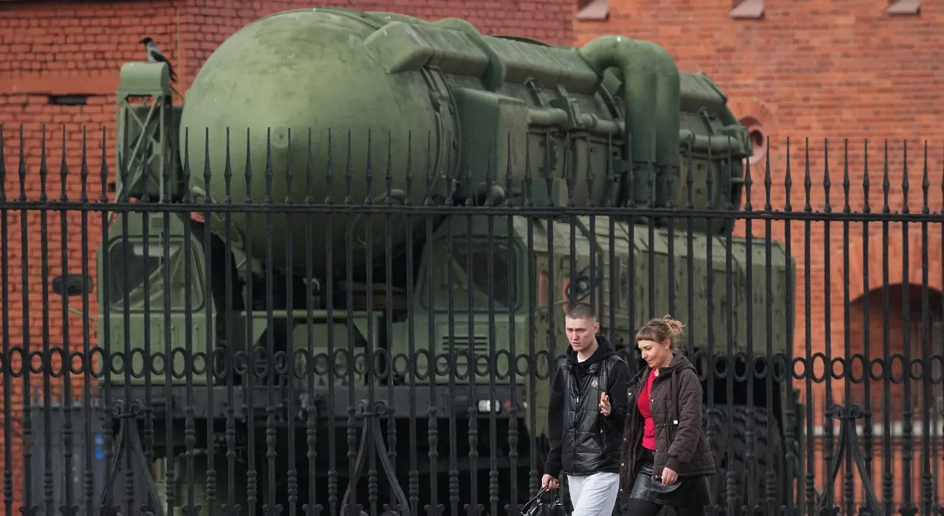 Људи пролазе поред руског интерконтиненталног балистичког ракетног лансера Топољ изложеног у Музеју артиљерије у Санкт Петербургу, Русија, понедjељак, 13. априла 2026. године.