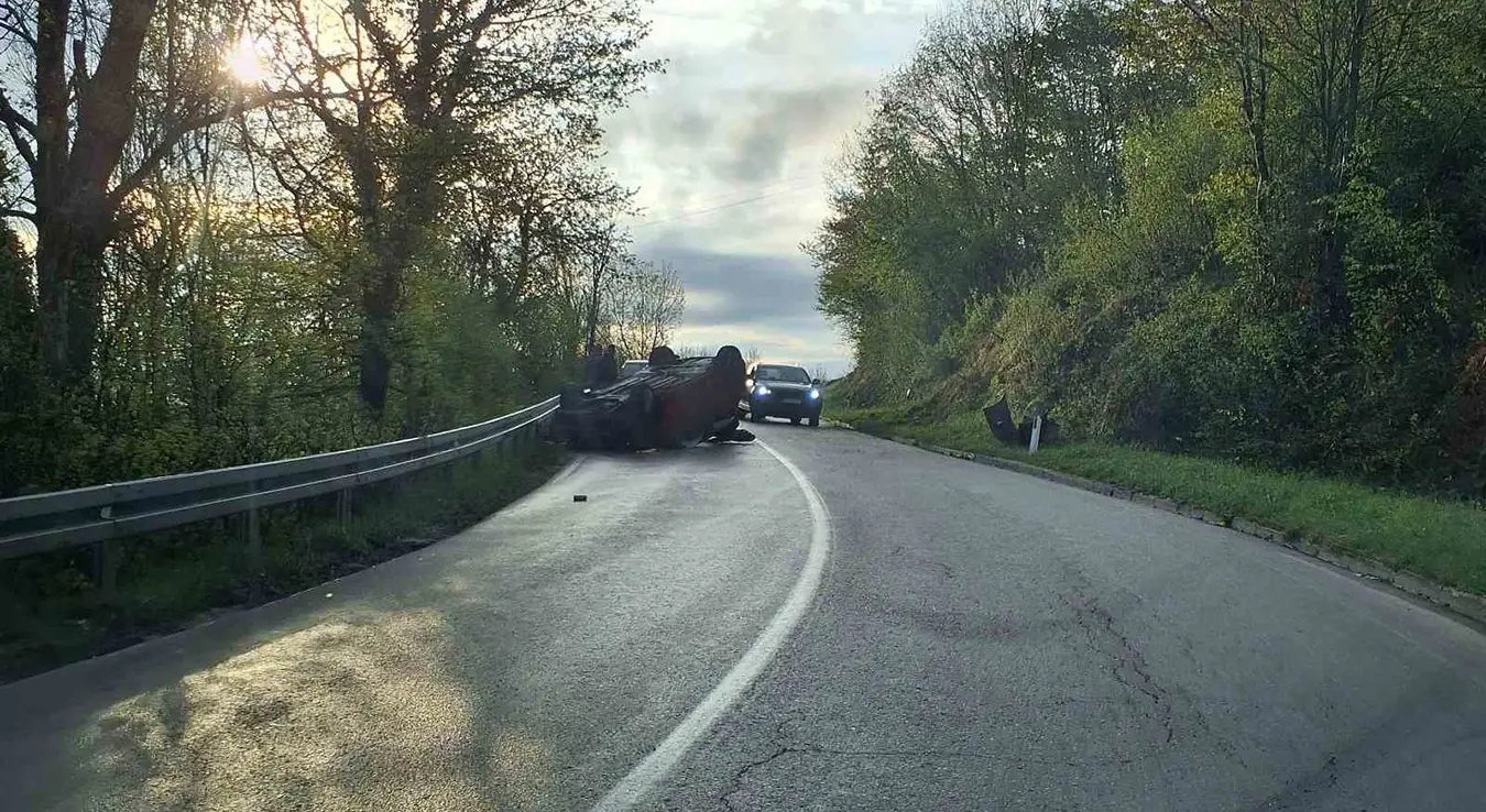 Аутомобила завршио на крову на путу Бањалука Мањача