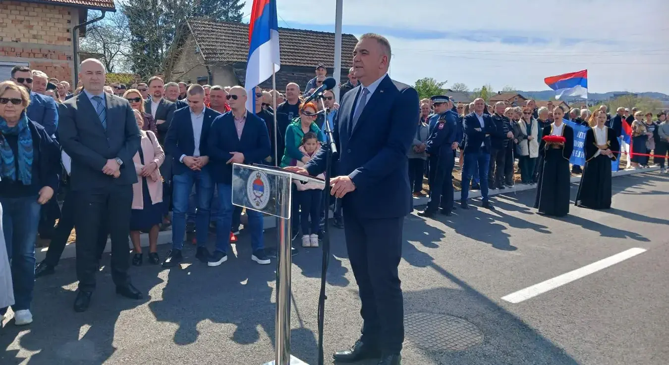 Саво Минић на отварању моста у Чесми