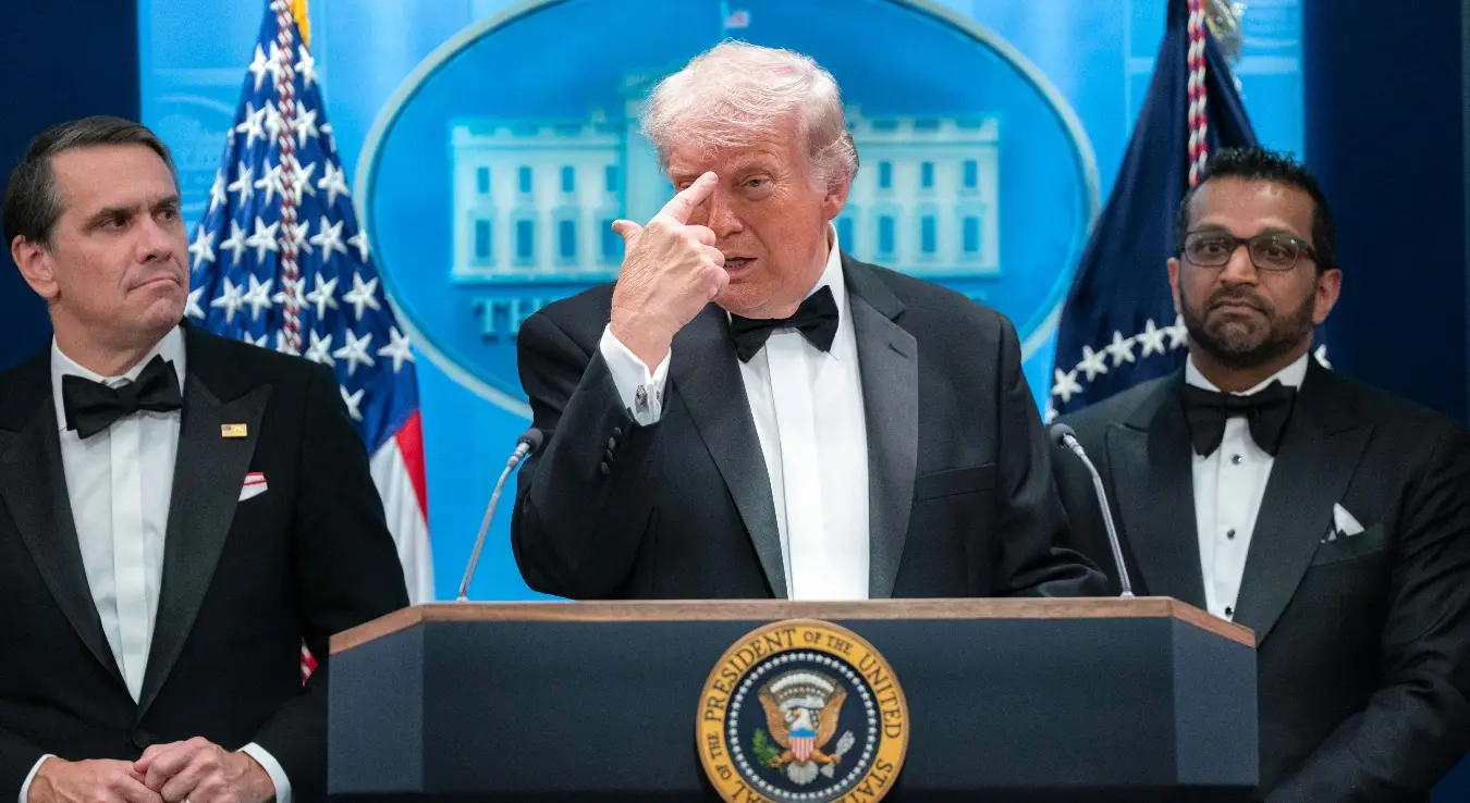 Предсједник Доналд Трамп гестикулира док говори у сали за брифинге за штампу Џејмса Брејдија у Белој кући након пуцњаве испред балске сале на годишњој вечери Удружења дописника Бијеле куће у Вашингтону, у суботу, 25. априла 2026. године, док вршилац дужности државног тужиоца Тод Бланш и директор ФБИ-ја Каш Пател слушају.