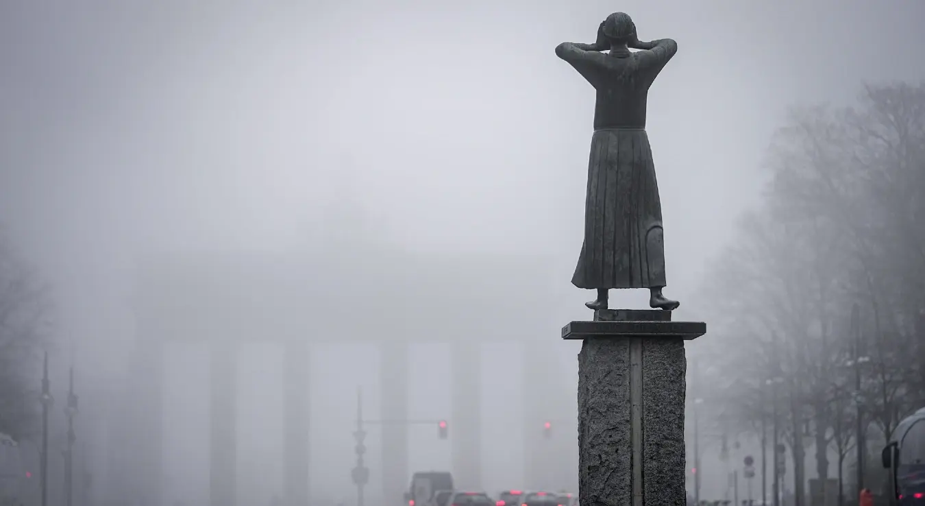 Бранденбуршка капија се може видети као силуета у јутарњој магли, у Берлину, у сриједу, 1. априла 2026. (Кеј Нитфелд/дпа преко АП)