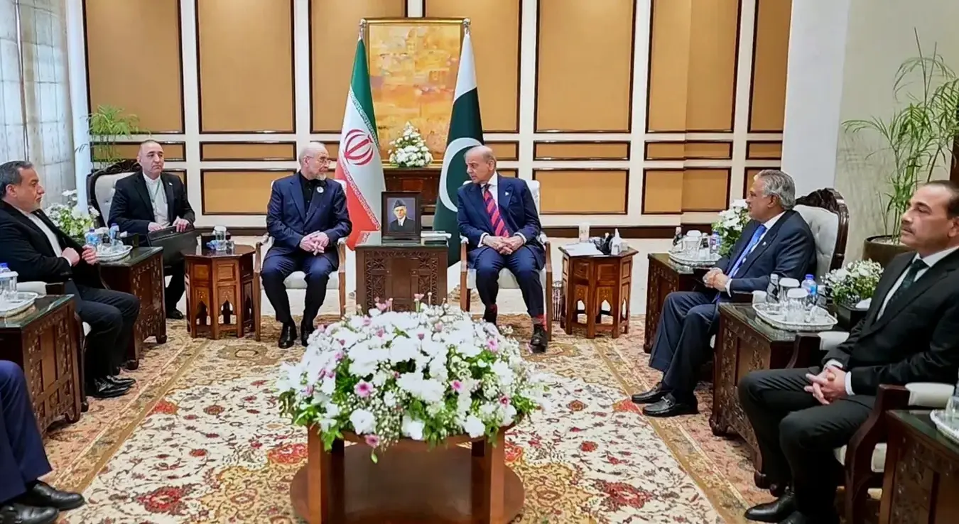 Иранска делегација у посјети, коју предводи предсједник иранског парламента Мохамед Багер Галибаф, трећи слијева, састаје се са пакистанским премијером Шехбазом Шарифом у Исламабаду, Пакистан, у суботу, 11. априла 2026. године.