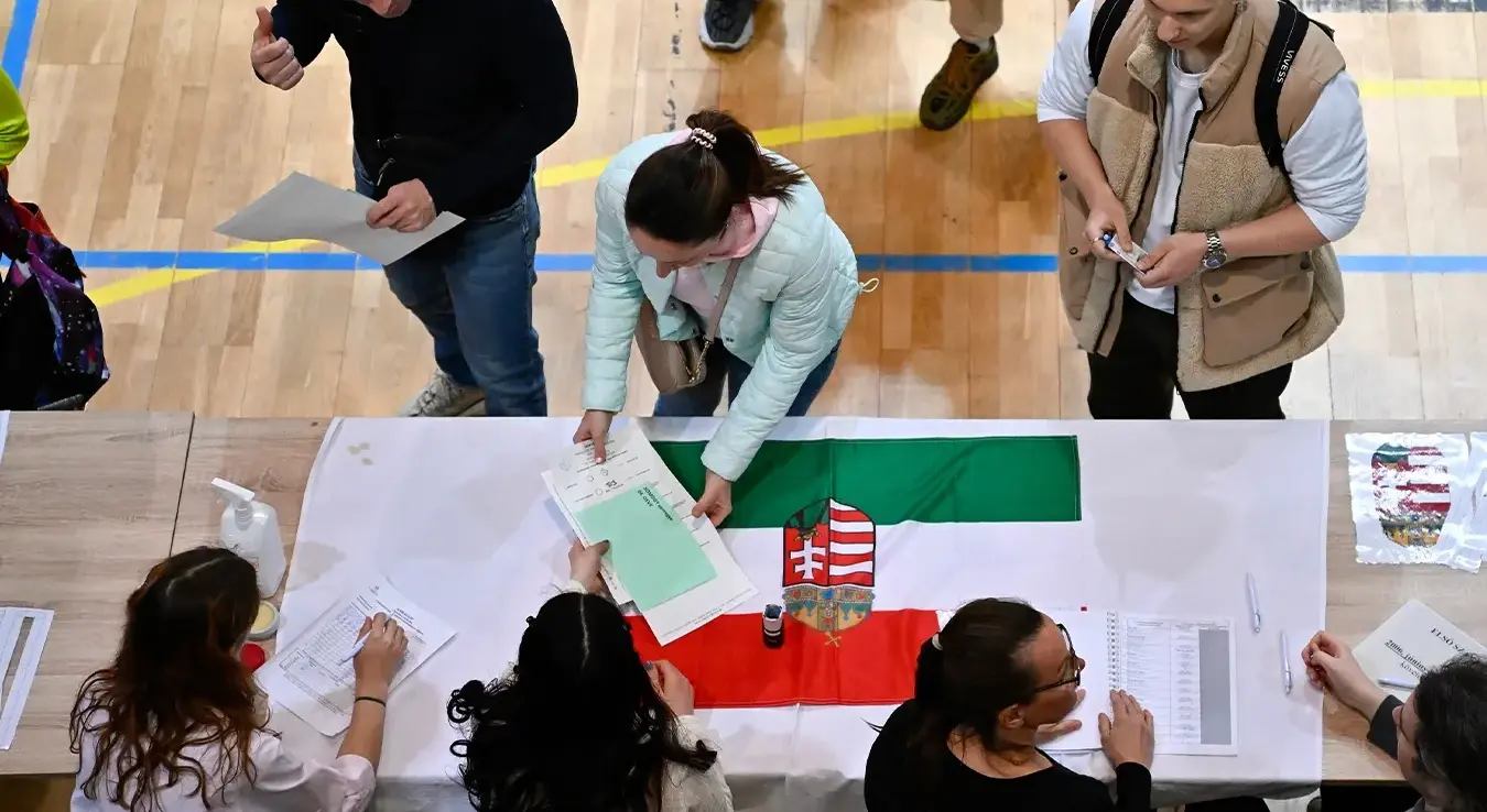 Гласачи гласају на изборима у Мађарској.