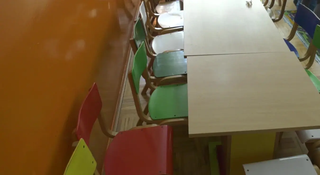 Столице различитих боја и столови у вртићу.