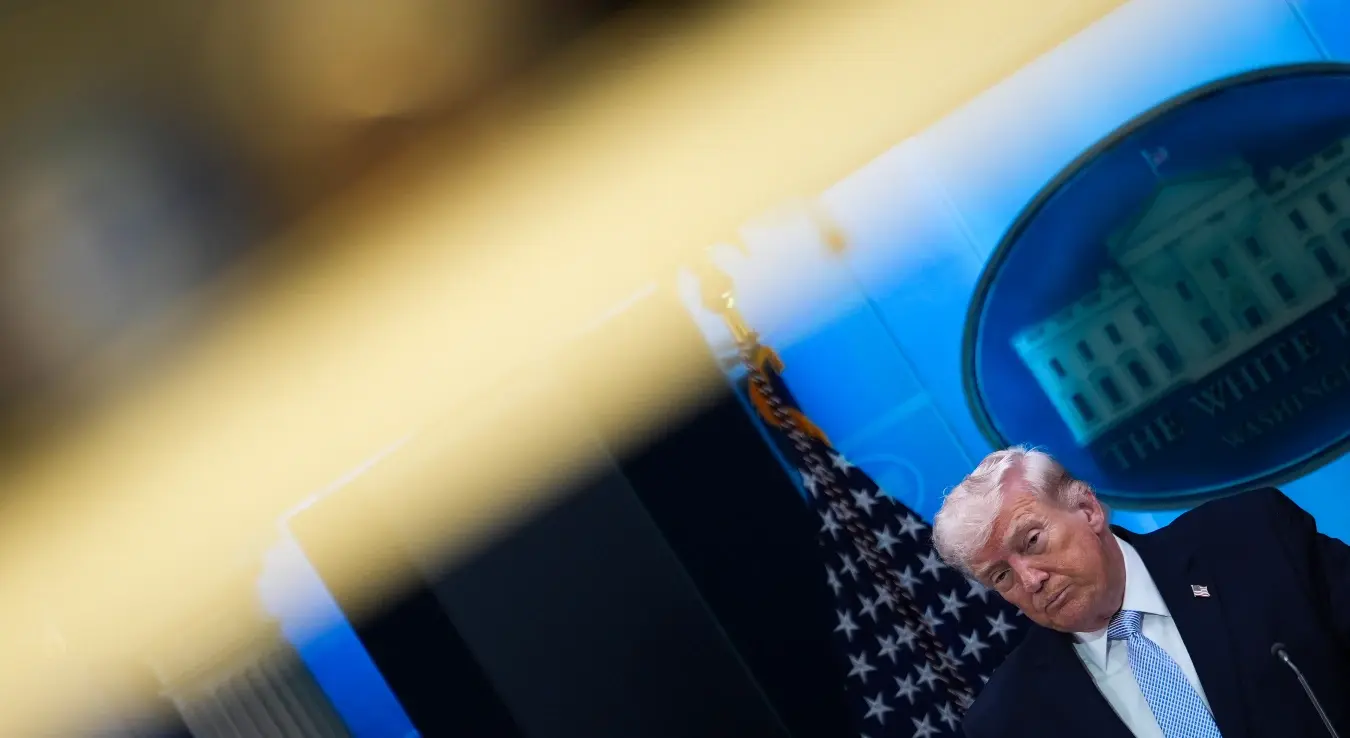 Предсједник Доналд Трамп разговара са новинарима у сали за брифинге за штампу „Џејмс Брејди“ у Бијелој кући, понедјељак, 6. априла 2026. године, у Вашингтону.