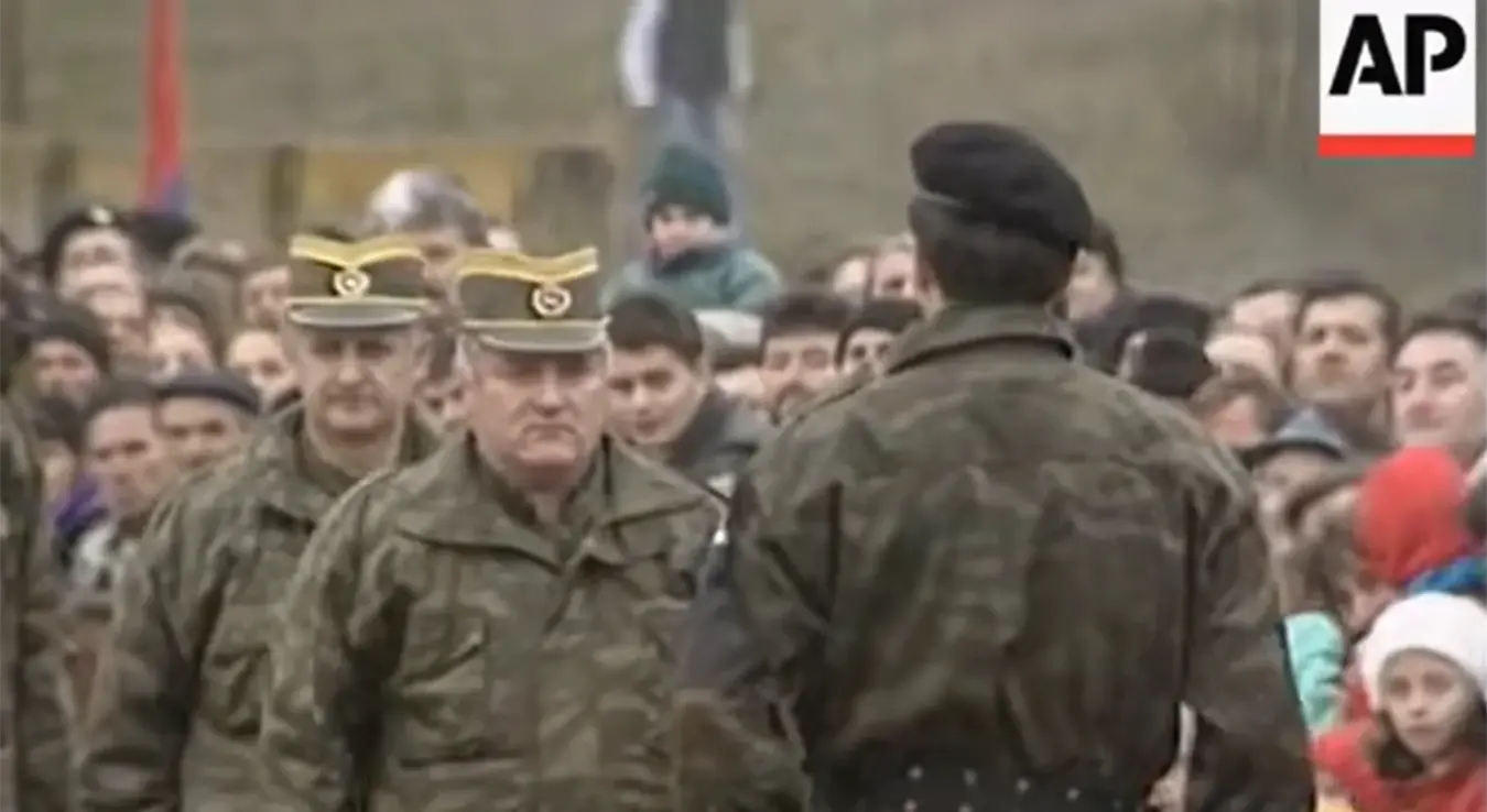 Предаја рапорта генералну Ратку Младићу