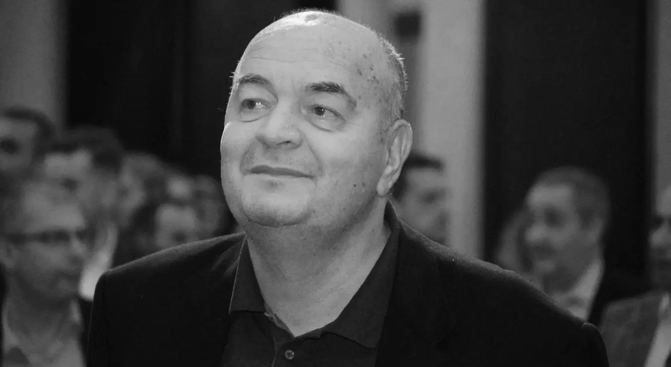 Архивска фотографија Душка Вујошевића који позира насмијан пред камером