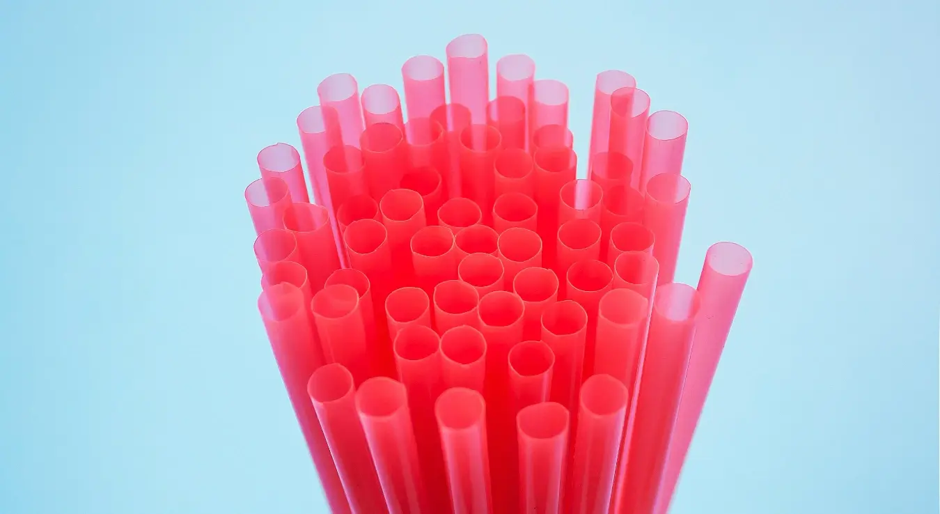 Розе сламке поредане у чаши.