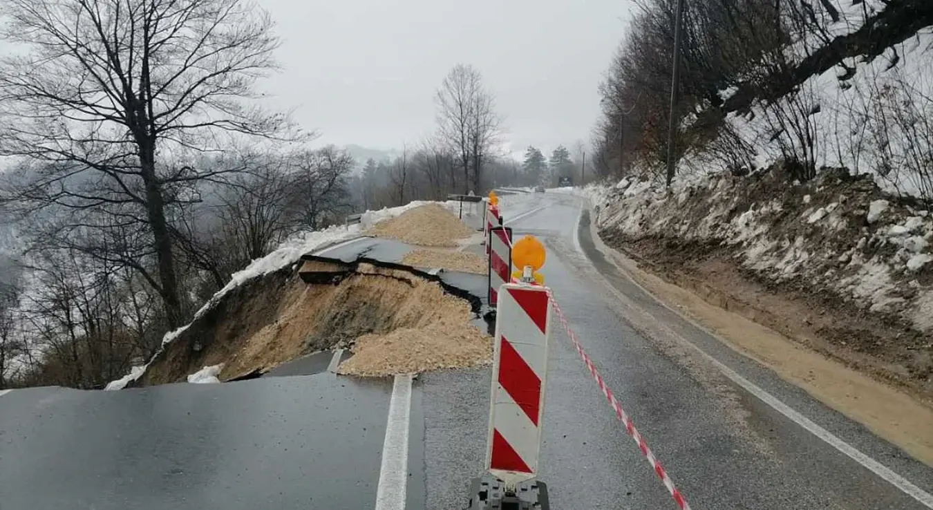 Одрон оштетио пут на локалитету Бањ Брдо на магистралном путу Тузла-Бијељина, саобраћај потпуно обустављен , ситуација опасна за учеснике у саобраћају