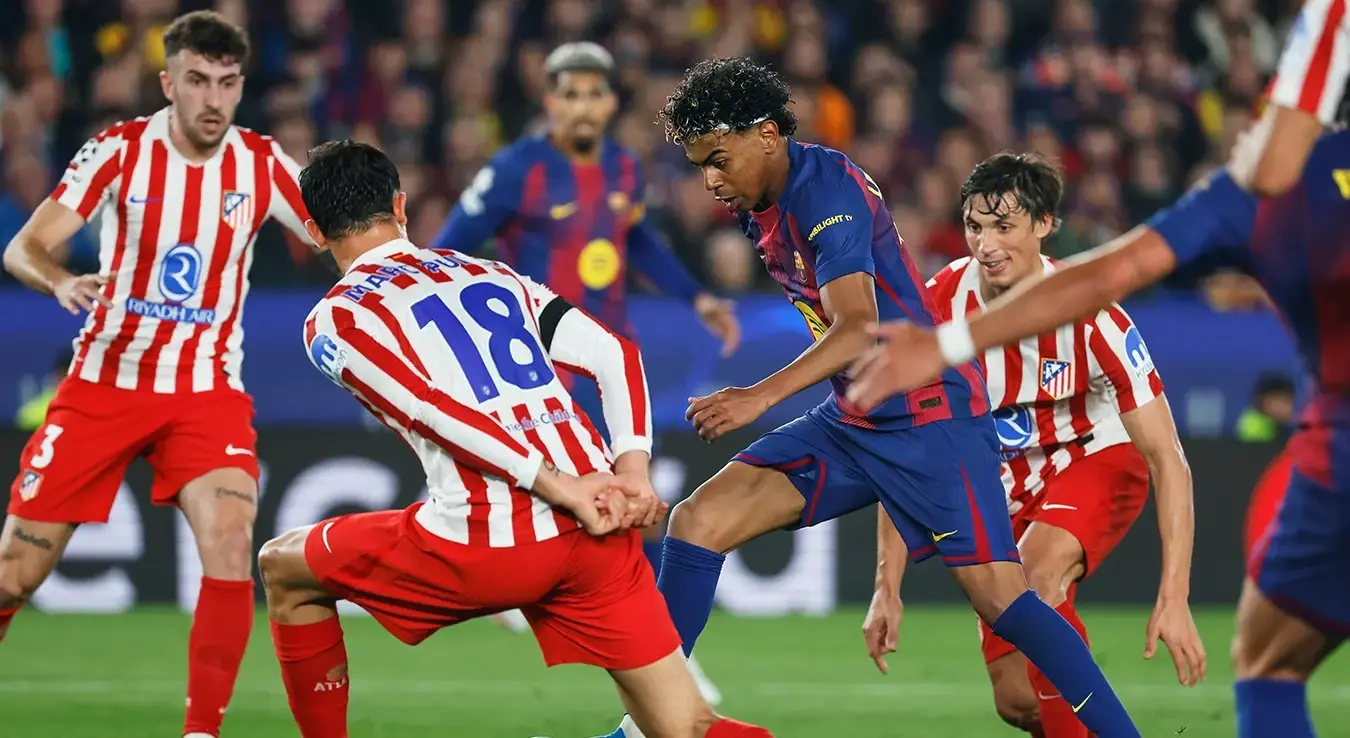 Ламин Јамал из Барселоне бори се за лопту са Марком Пубилом из Атлетико Мадрида током прве утакмице четвртфинала Лиге шампиона између Барселоне и Атлетико Мадрида у Барселони.