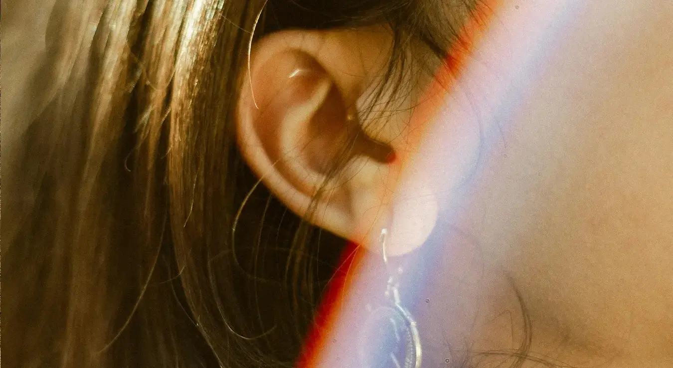 Ухо са минђушом код дјевојке.