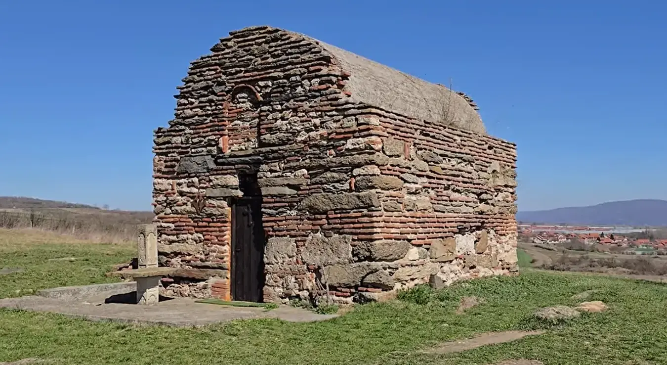 Стара латинска црква у селу Глашинце за коју се вјерује да има моћи исцјељења.