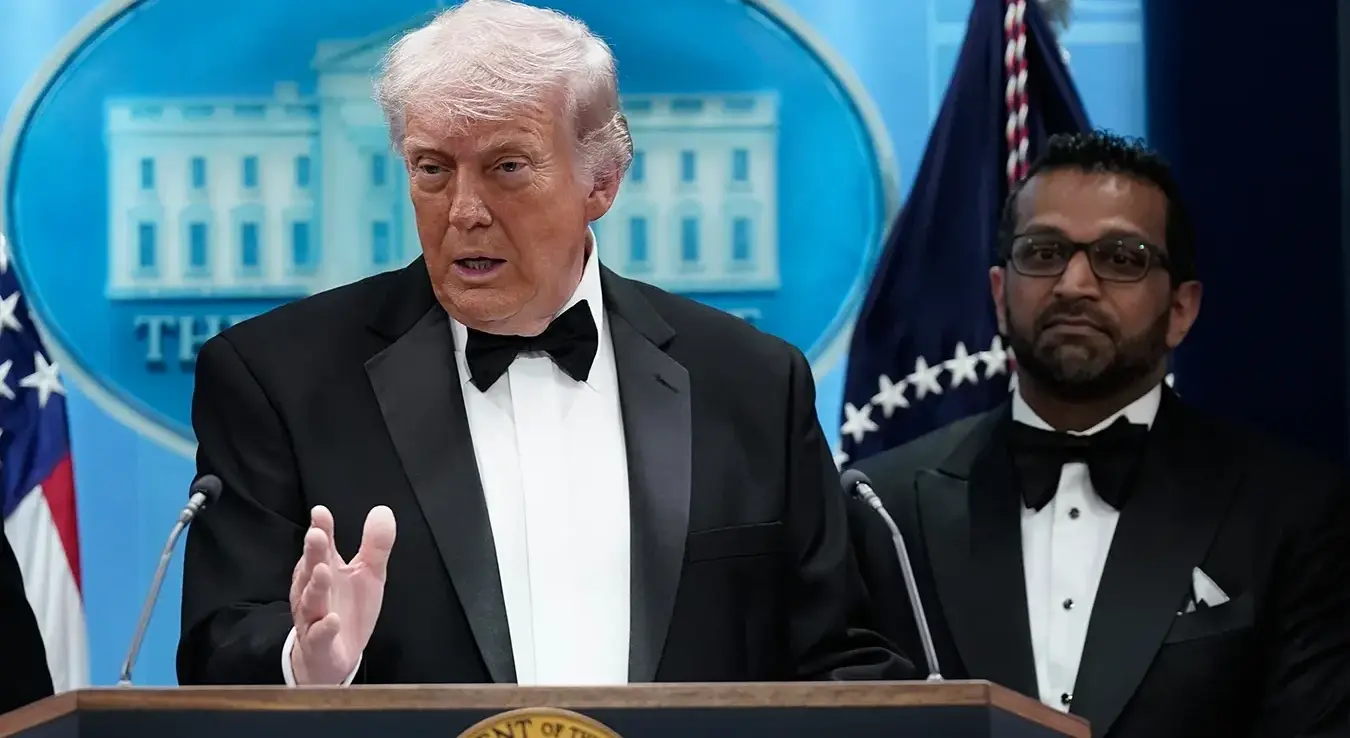 Предсједник САД-а Доналд Трамп говори у сали за брифинге за штампу Џејмса Брејдија у Бијелој кући након пуњаве на годишњој вечери Удружења дописника Бијеле куће у Вашингтону.