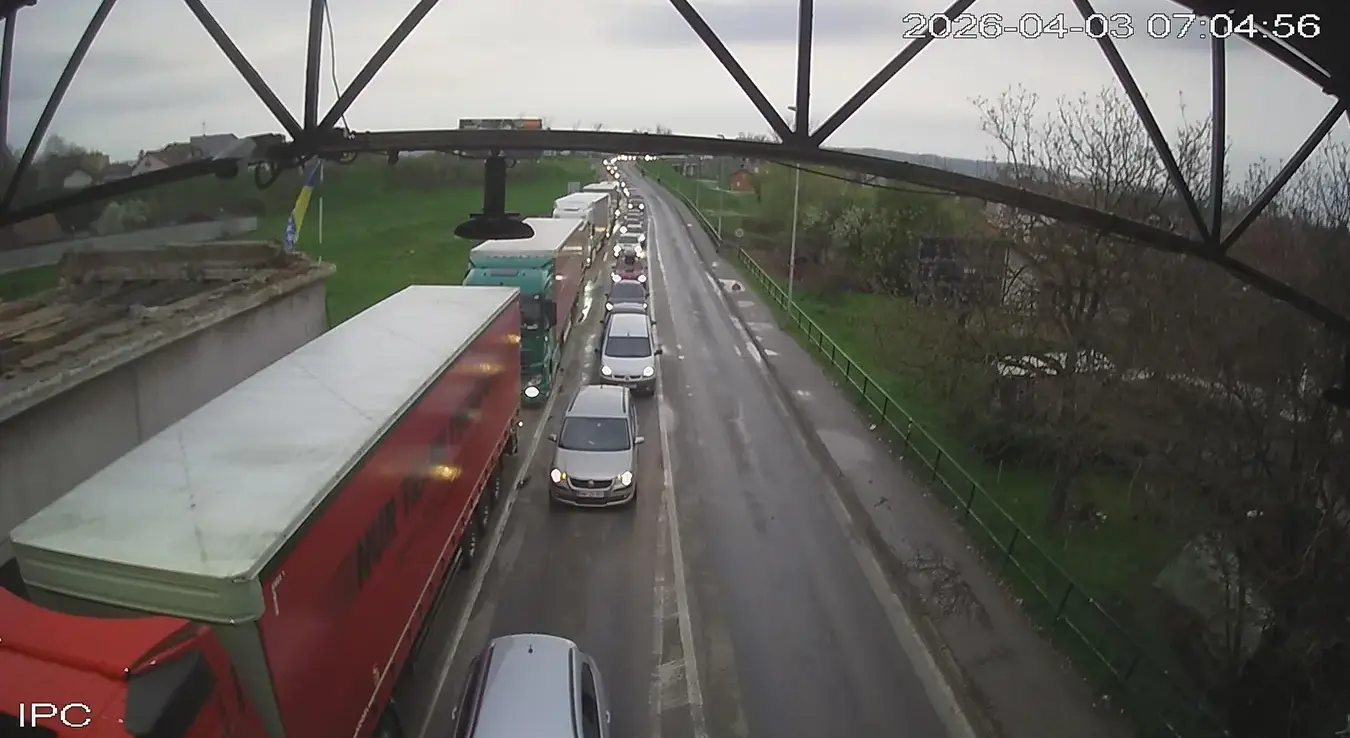 Више аутомобила на граничном прелазу Брод на улазу у БиХ