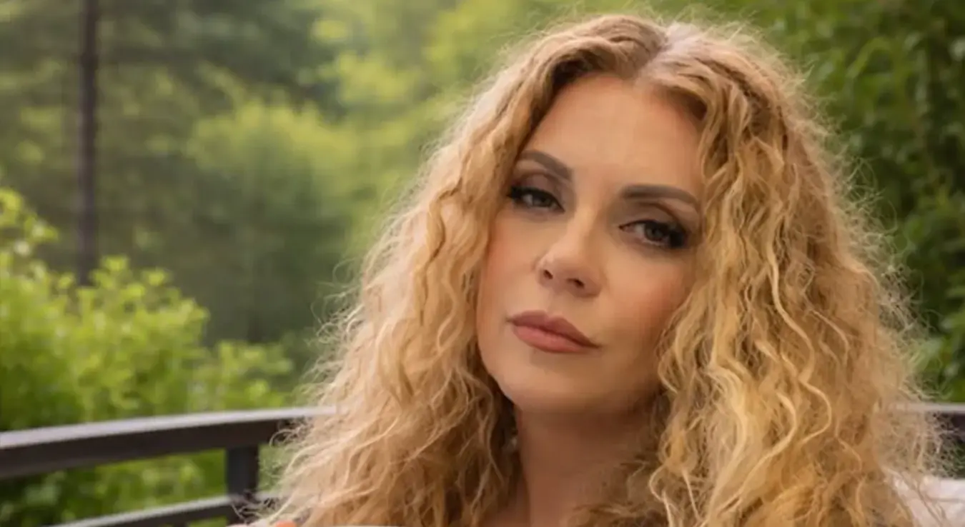 Индира Радић са коврџавом плавом косом