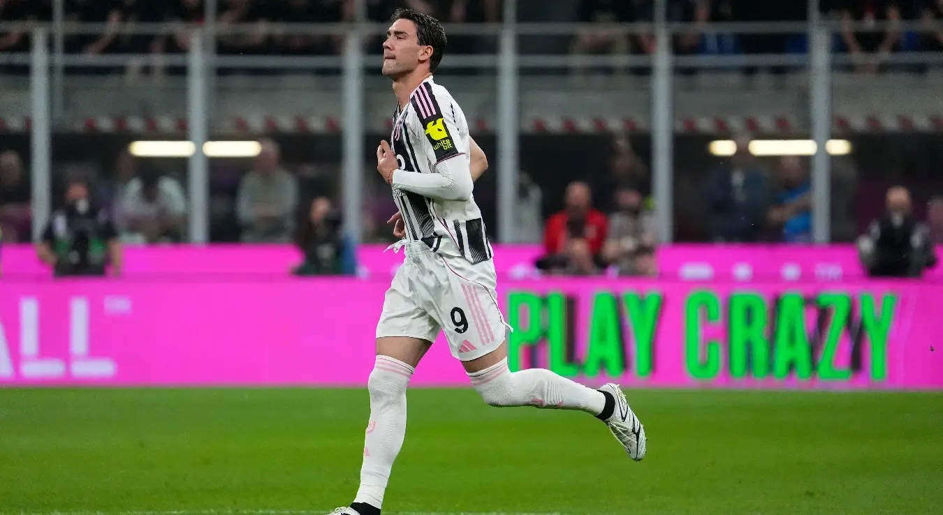 Душан Влаховић из Јувентуса у акцији током фудбалске утакмице Серије А између Милана и Јувентуса, у Милану, Италија, недјеља, 26. априла 2026.