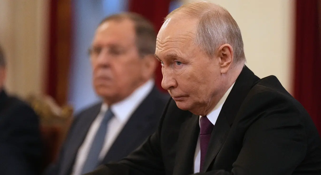 Руски предсједник Владимир Путин присуствује разговорима са иранским министром спољних послова Абасом Арагчијем у Предсједничкој библиотеци Бориса Јељцина у Санкт Петербургу, Русија, понедјељак, 27. априла 2026. године.