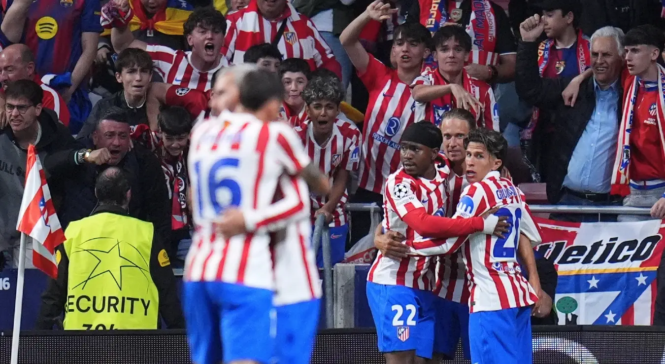 Адемола Лукман из Атлетико Мадрида слави са саиграчима након што је постигао почетни гол за свој тим током реванш утакмице четвртфинала Лиге шампиона између Атлетико Мадрида и Барселоне у Мадриду, Шпанија, у уторак, 14. априла 2026. године.