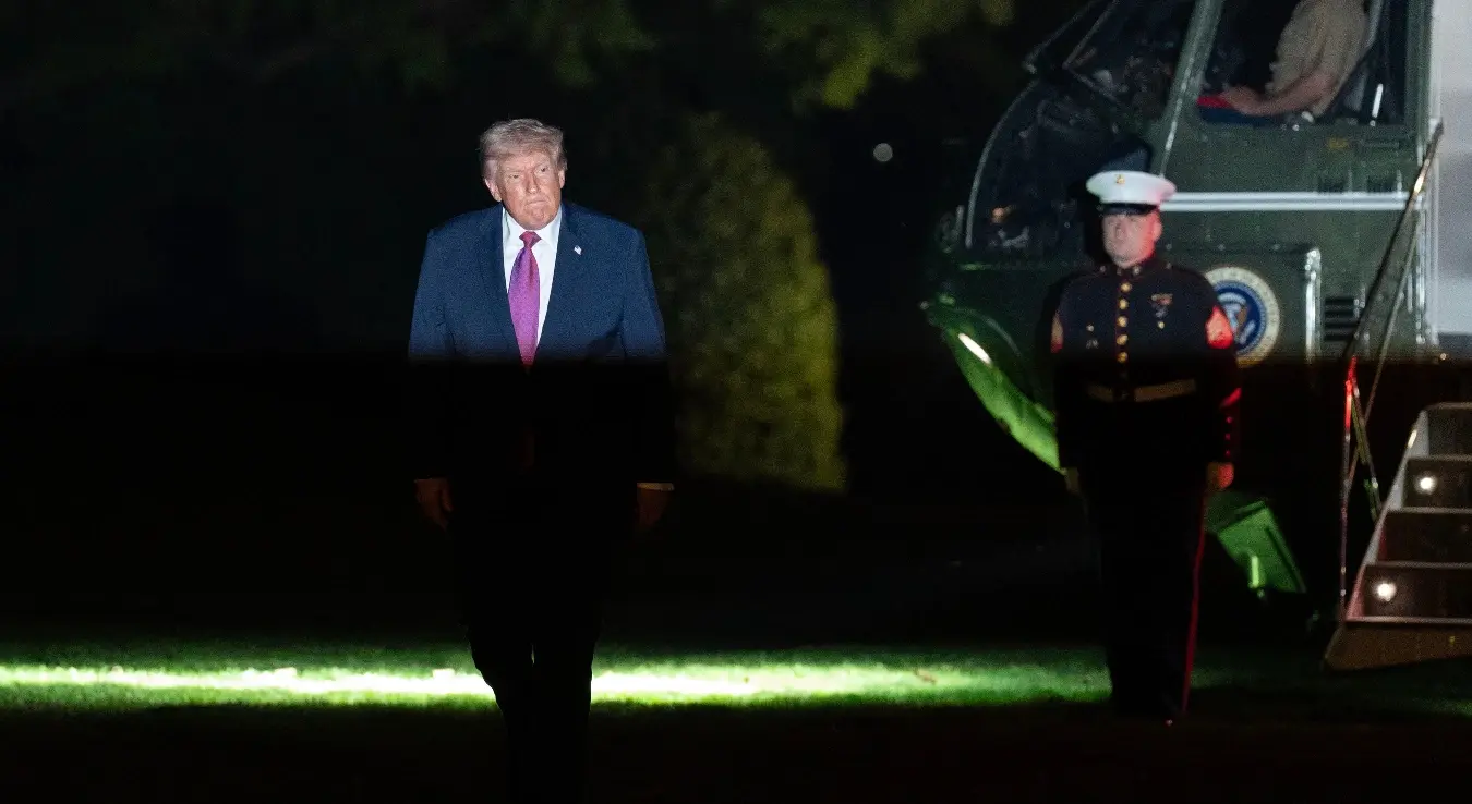 Предсједник Доналд Трамп шета Јужним травњаком по доласку у Бијелу кућу, у петак, 17. априла 2026. године, у Вашингтону.