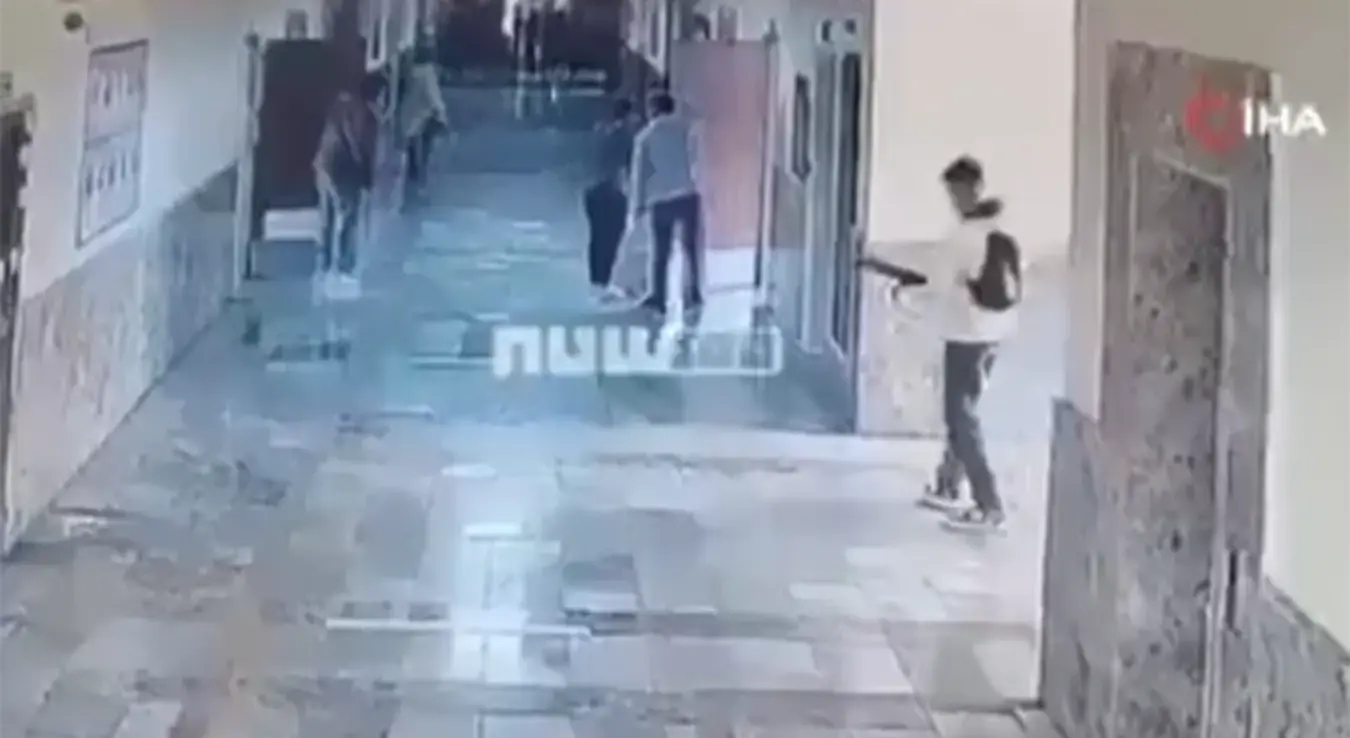 Слика са надзорне камере која приказује тинејџера који је са пушком ушао у школу у Турској