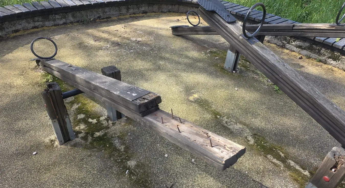 Деватсирана клацкалица као и други мобилијар у Кочићевом вијенцу