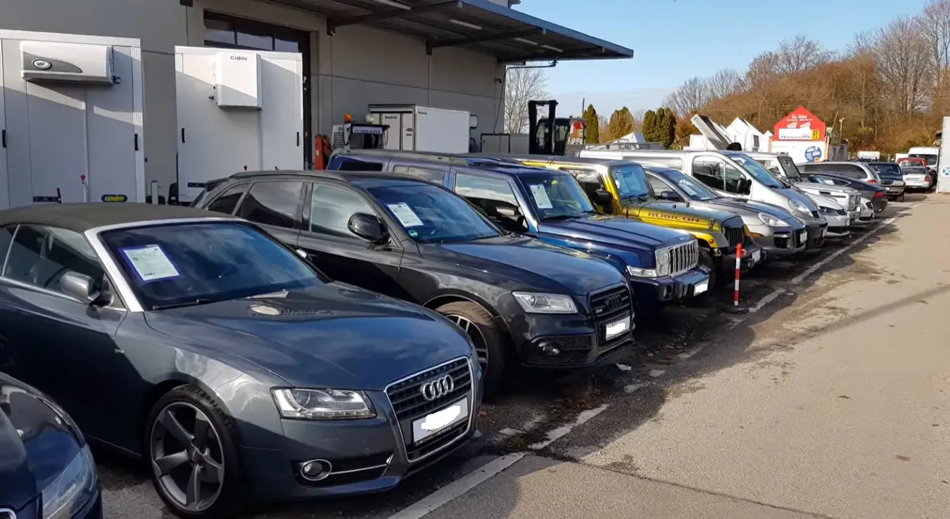 Илустрација - на фотографији се налази неколико половних аутомобила паркираних на ауто плацу