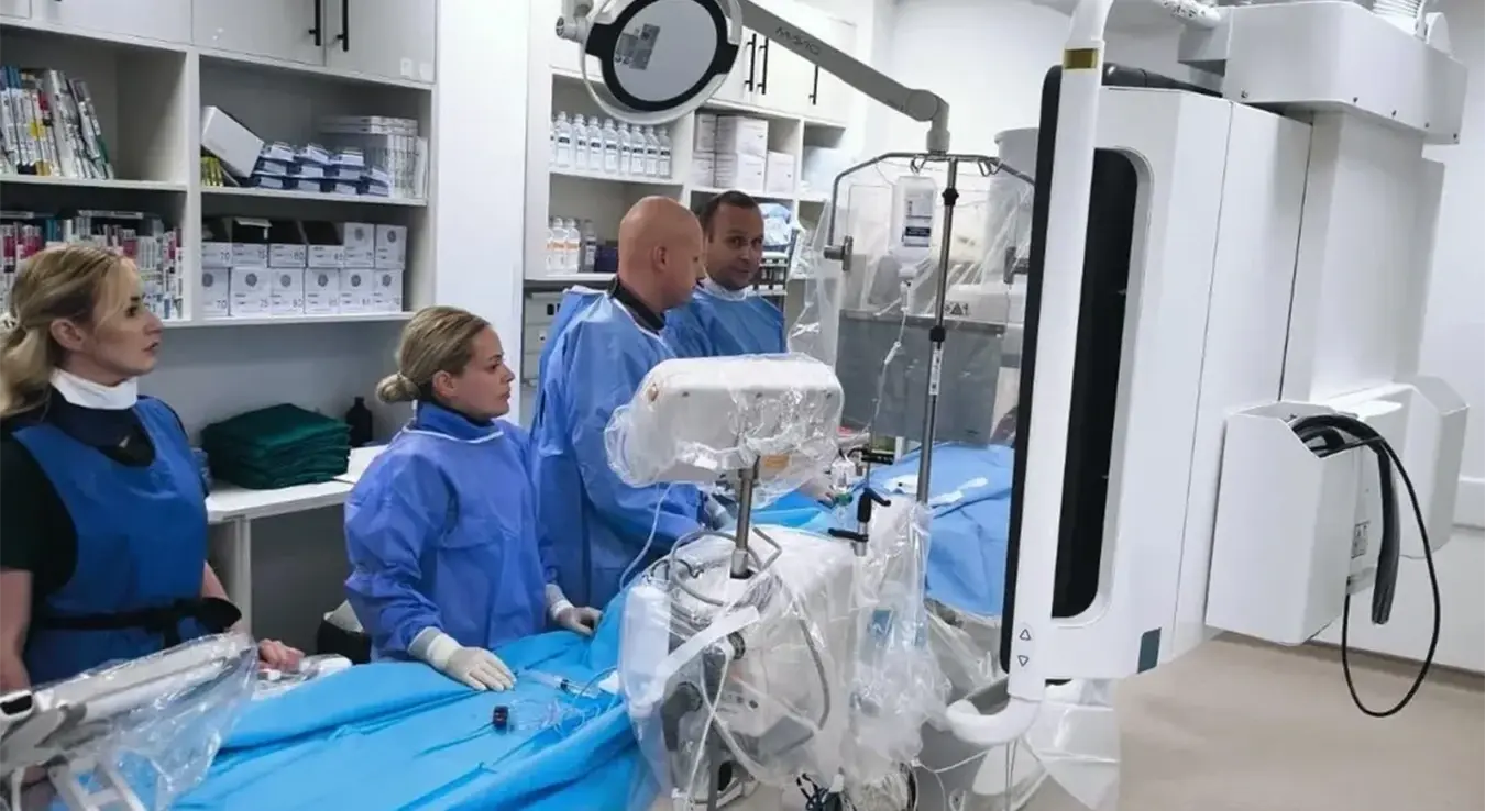 Никола Шобот у операционој сали