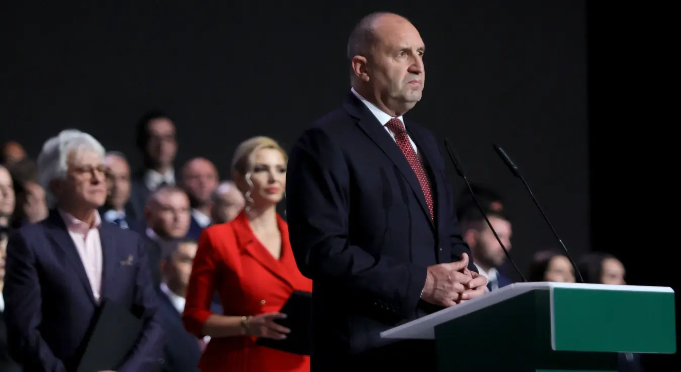 Бивши бугарски предсједник Румен Радев држи говор на завршном скупу своје кампање у Софији, у четвртак, 16. априла 2026. године, док се Бугарска приближава пријевременим парламентарним изборима.