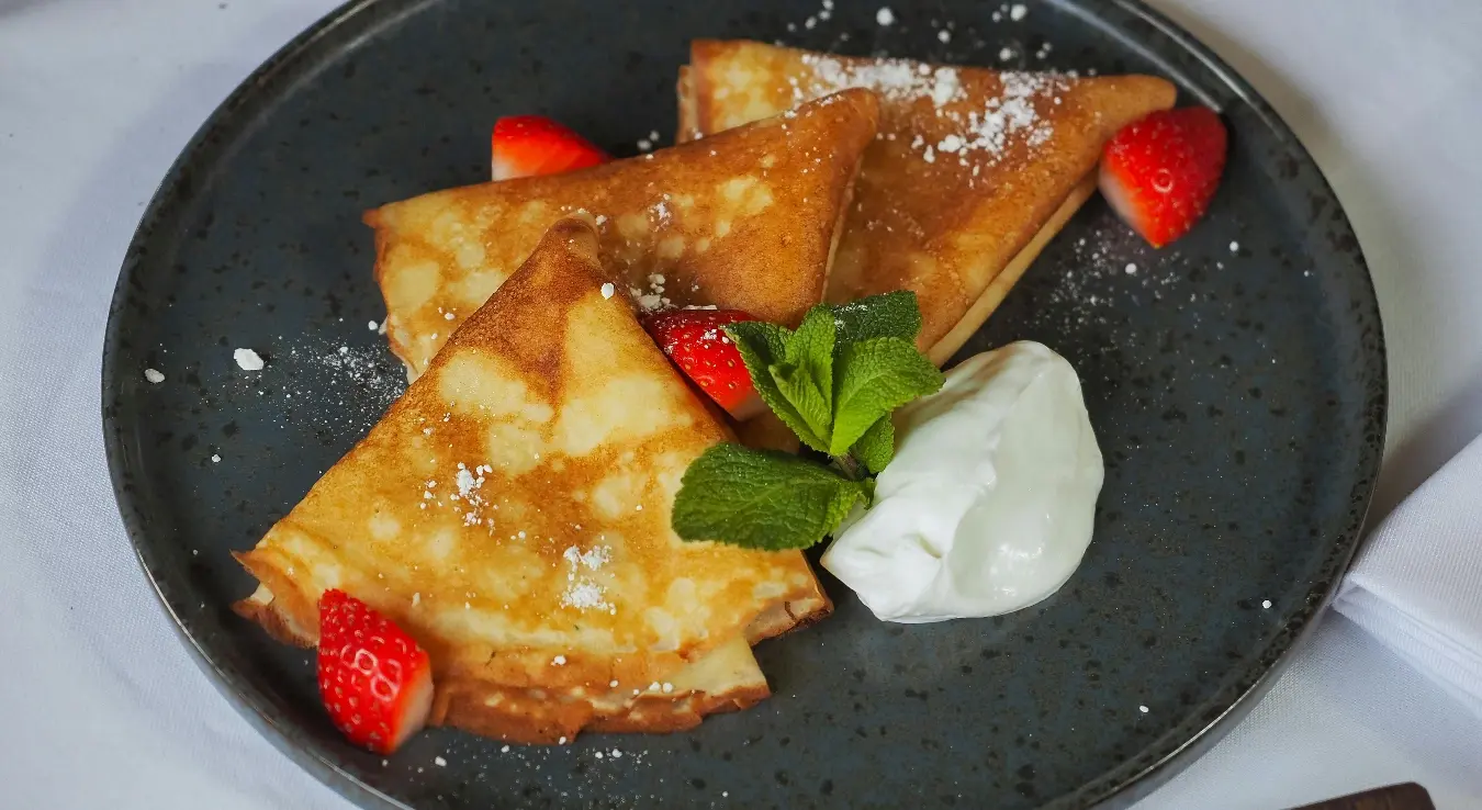 Палачинке с јагодама и кремом. Савршен рецепт за што укусније и сочније палачинке