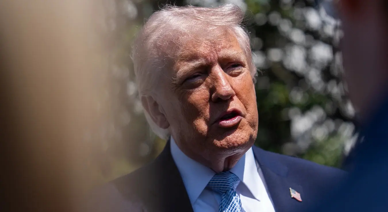 Предсједник Доналд Трамп разговара са новинарима током котрљања ускршњих јаја на Јужном травњаку Бијеле куће, у понедјељак, 6. априла 2026. године, у Вашингтону.