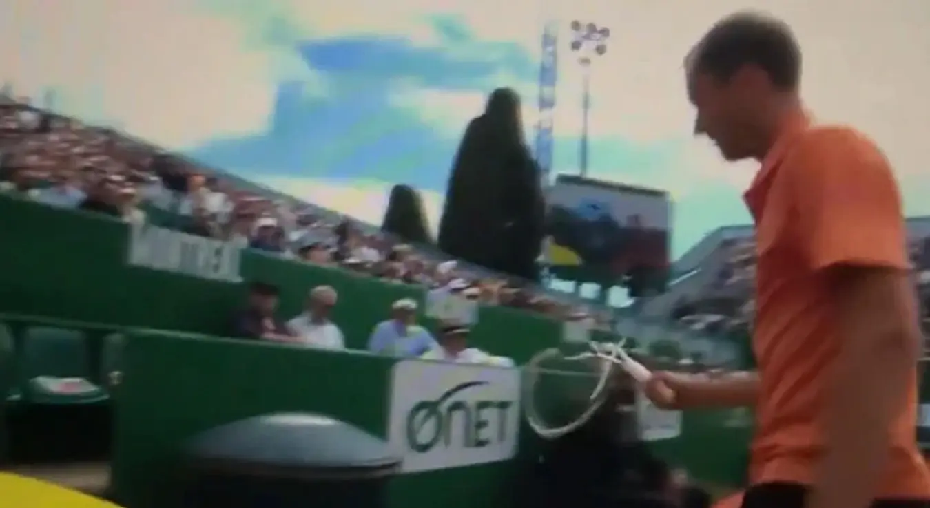 Данил Медведев прилази канти за смеће док у руци носи поломљен рекет на мечу Мастерса у Монте Карлу, 8. априла 2026. године.