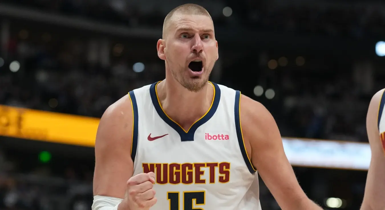 Центар Денвер Нагетса Никола Јокић тражи фаул у другом полувремену прве утакмице прве рунде плеј-офа НБА лиге против Минесота Тимбервулвса, у суботу, 18. априла 2026. године, у Денверу.