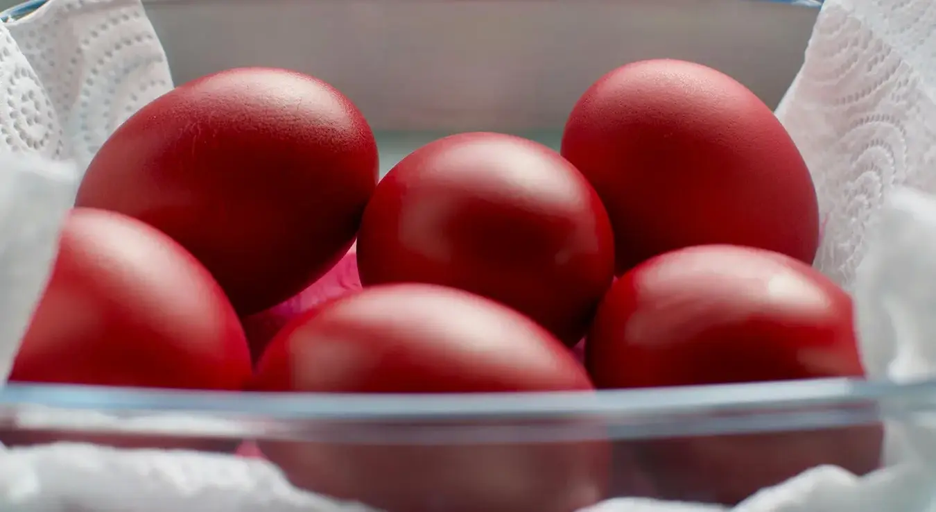 Васкршња јаја офарбана у црвену боју