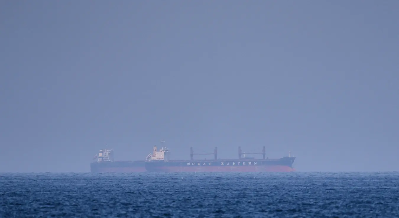 Брод за превоз расутих терета усидрен у Ормуском мореузу, субота, 18. април 2026.