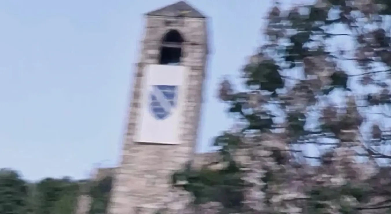 На сахат-кули окачена ратна застава са љиљанима