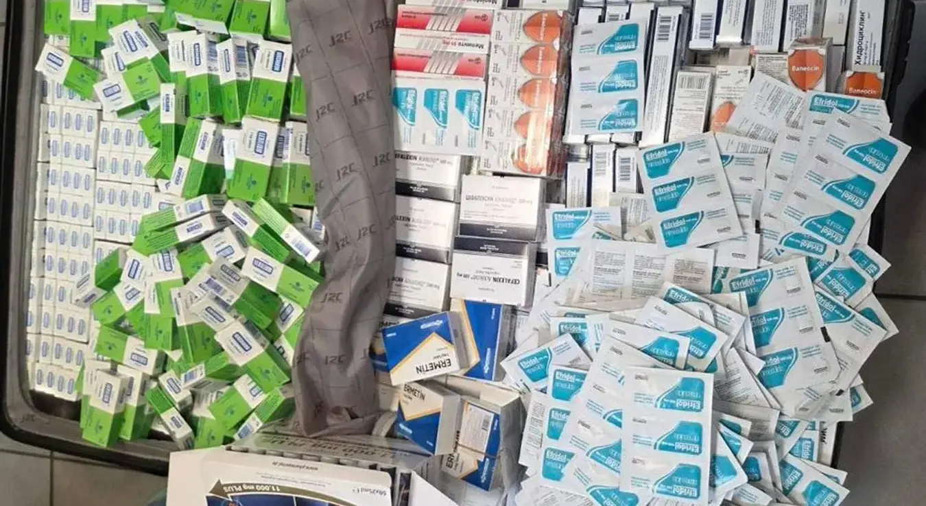 Црногорска полиција пронашла је код мушкарца из Бара чији су иницијали А.Х. (60) око 4.000 кутија и 600 кесица фармацеутских производа без потребне документације.