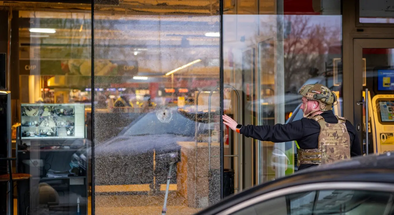 Полицајац прегледа место где је наоружани нападач убио најмање шест људи на улицама пре него што га је полиција убила, у Кијеву, Украјина, у суботу, 18. априла 2026. године.