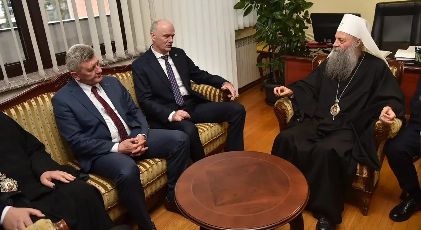 Ректор Универзитета у Бањалуци Радослав Гајанин са српским патријархом Порфиријем у Бањалуци.