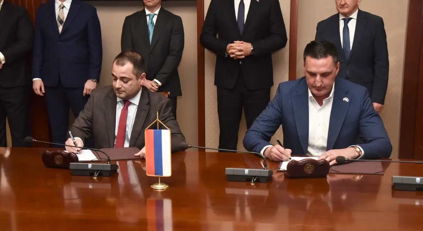 Директор предузећа "Сарајево-гас" Источно Сарајево Недељко Елек и директор "Конвар" Београд Милош Петровић потписују уговор о пројектовању и изградњи магистралног гасовода Шепак - Нови Град