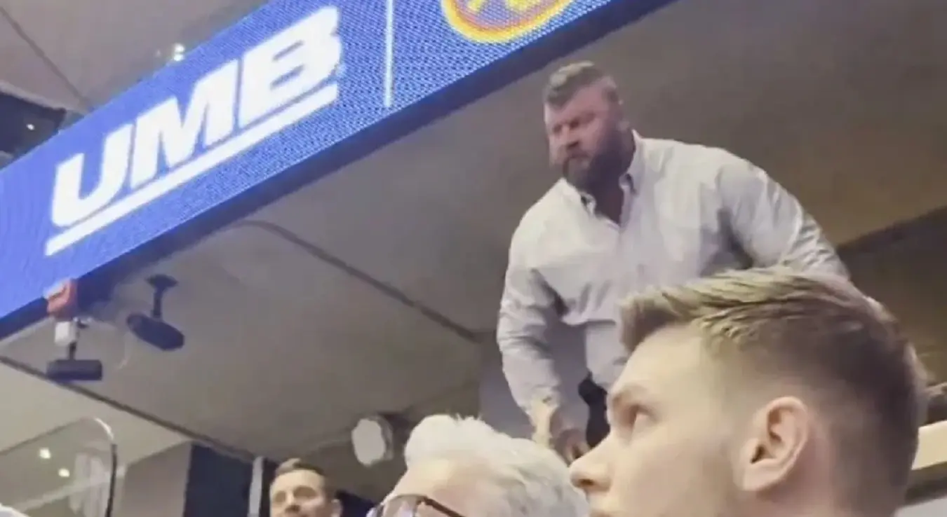 Страхиња Јокић из свечане ложе љут галами на присутне навијаче који сједе испод њега