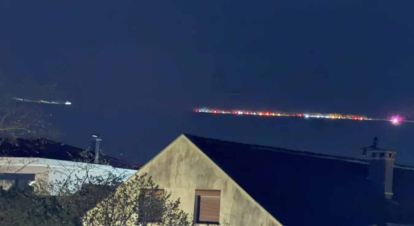 Иза куће виде се ротације полицијских возила, која пристижу на мјесто саобраћајна незгоде у Требињу.