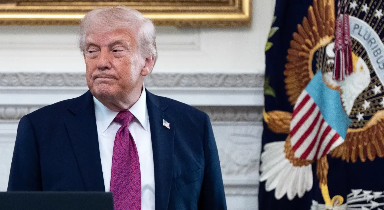 Председник Доналд Трамп одлази након говора на догађају за националне шампионе NCAA у државној трпезарији Беле куће, у уторак, 21. априла 2026. године, у Вашингтону.