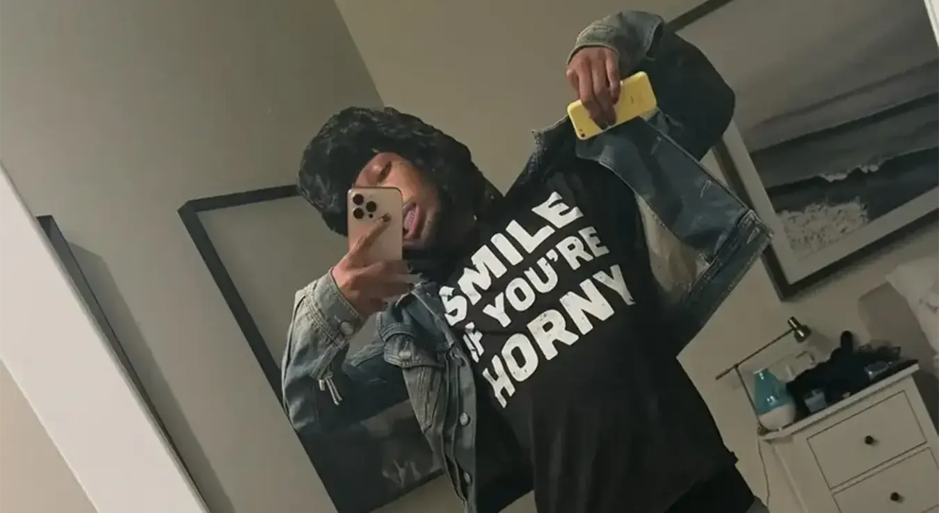 Репер Дејвид Ентони Бурке прави селфи