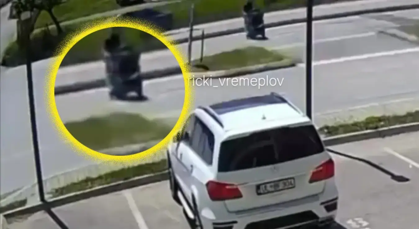 Узнемирујуће! Возач на пјешачком “покупио” мајку и бебу у колицима