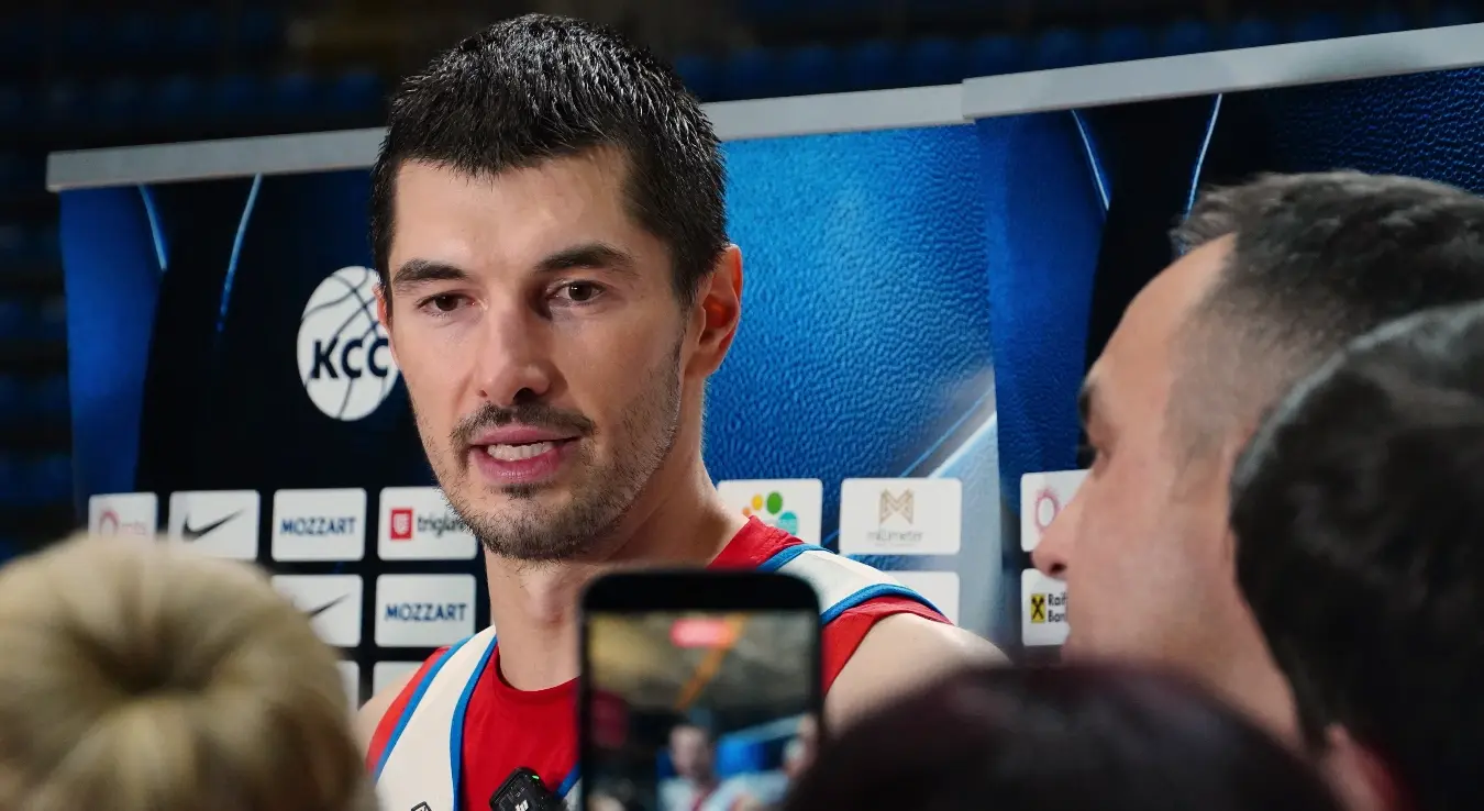 Лука Митровић на медијској конференцији у Звездином дресу.