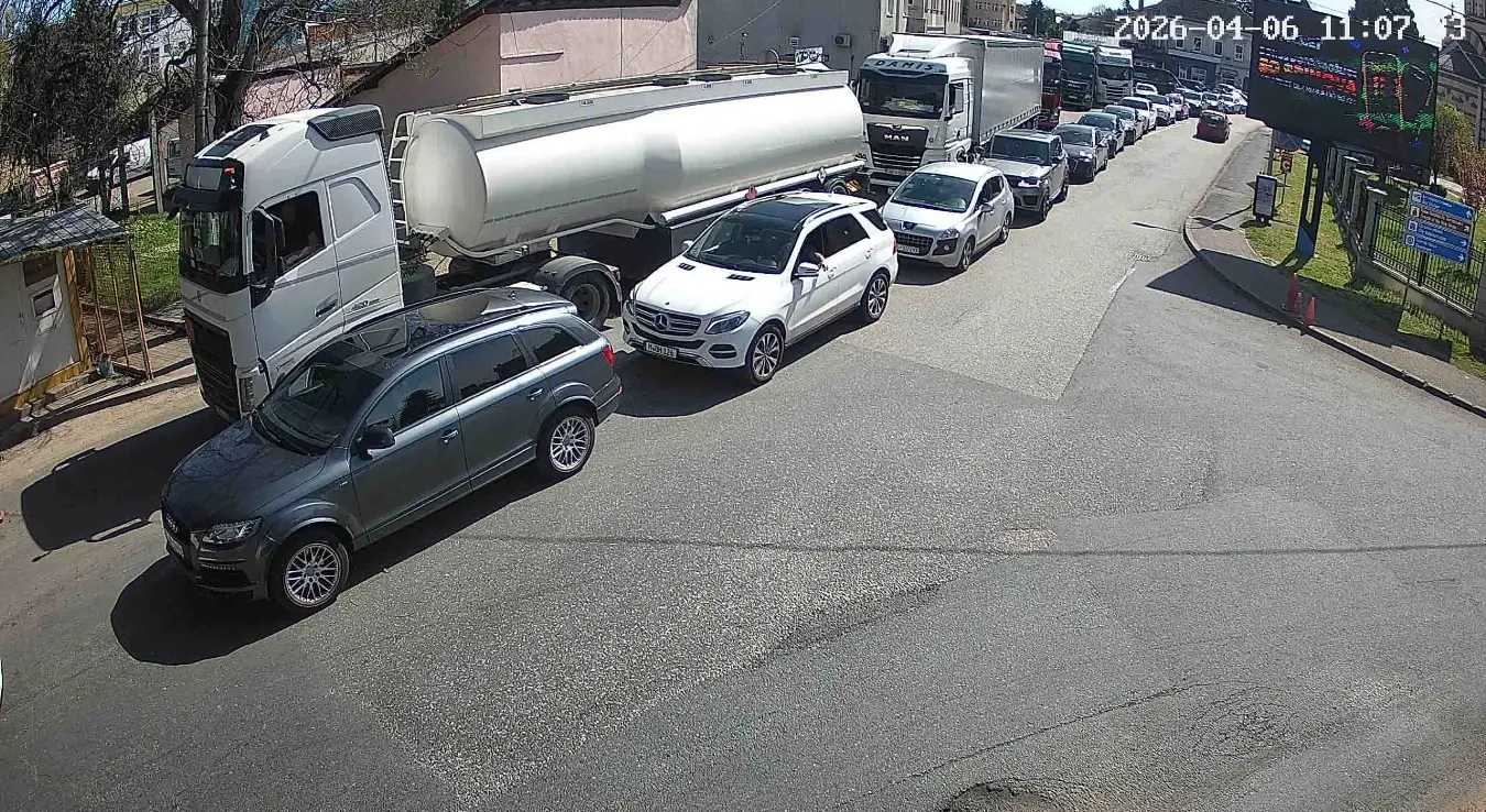 Хаос на границама, гужве све веће