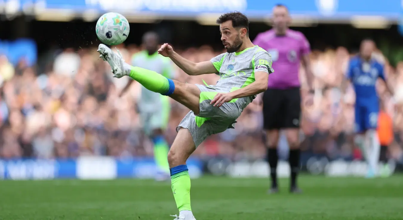 Бернардо Силва из Манчестер Ситија избија лопту током утакмице Премијер лиге између Челсија и Манчестер Ситија у Лондону, у недјељу, 12. априла 2026. године.